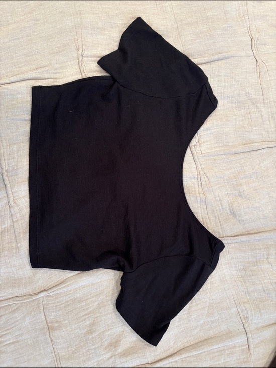 Aritzia Tops - Aritzia Black Cropped Off-Shoulder Top